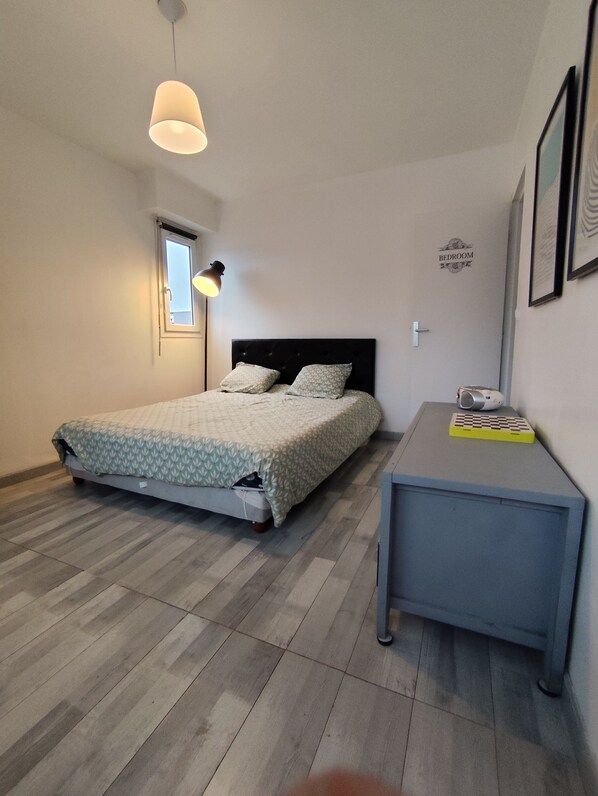 2 makuuhuonetta, työpöytä, silitysrauta/-lauta, ilmainen Wi-Fi