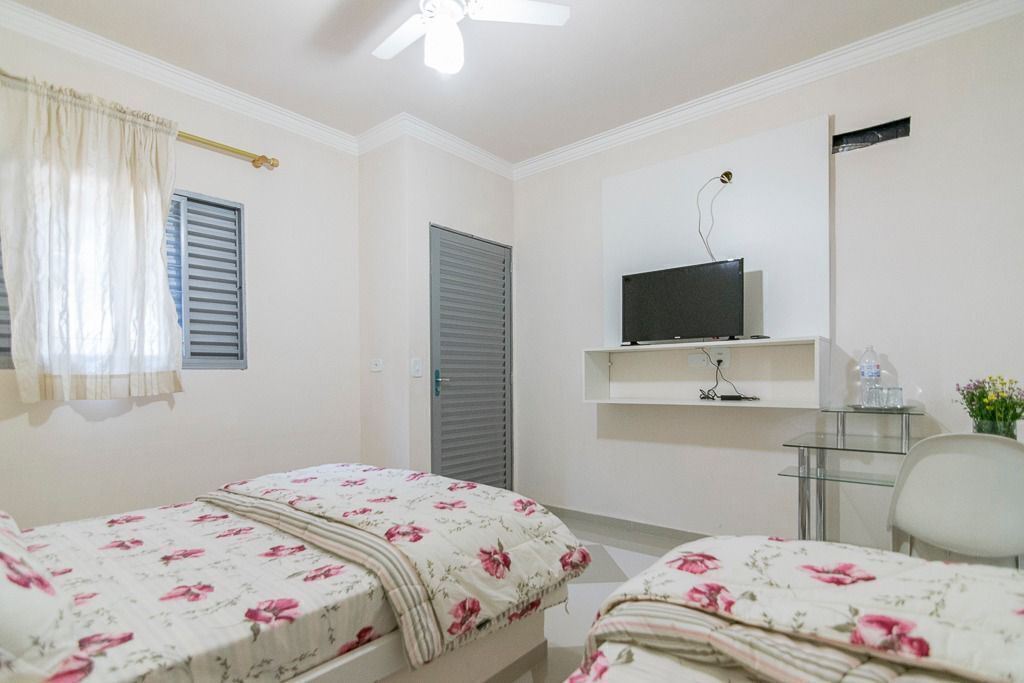 Roupas de cama premium, escrivaninha, espaço de trabalho para notebook