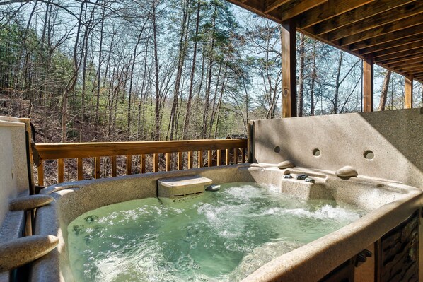Outdoor spa tub - Dollywood - Best Location & Value (Sevierville)