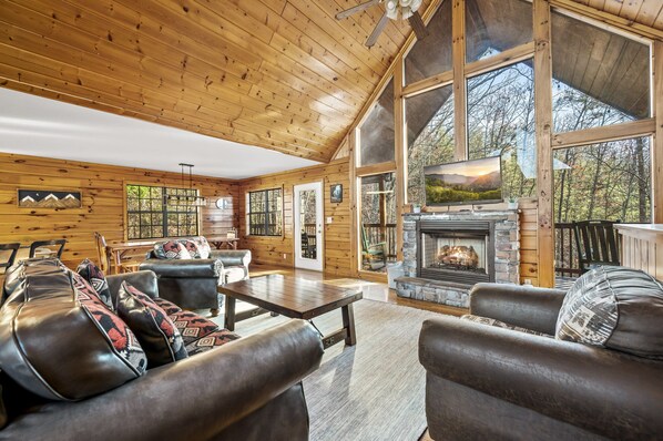 Smart TV, chimenea, videojuegos