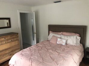 2 slaapkamers, een strijkplank/strijkijzer, gratis wifi, beddengoed