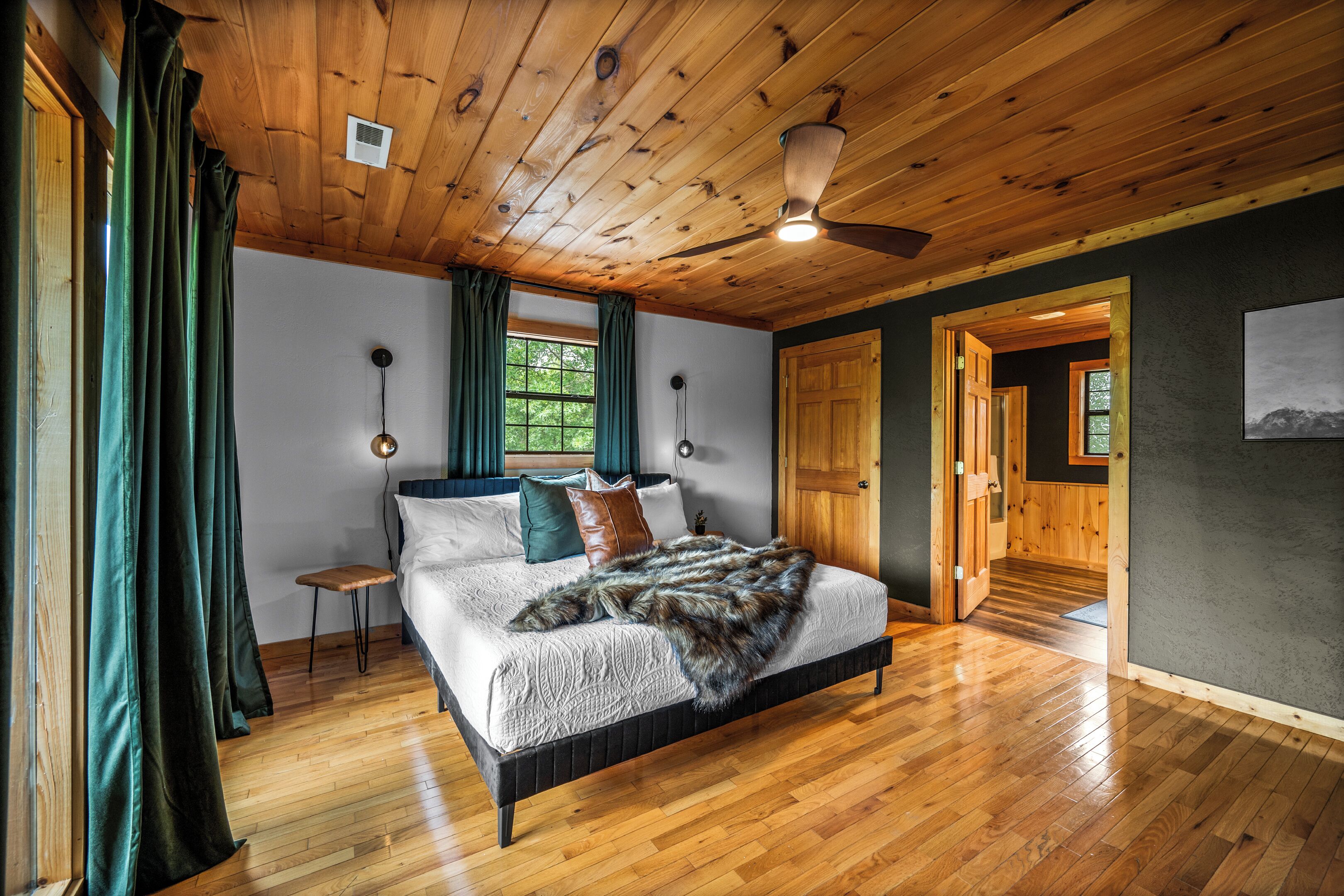 4 bedrooms, WiFi (free), bed sheets