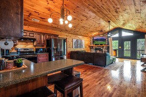 ثلاجة، ميكروويف، فرن، موقد طهي مسطح