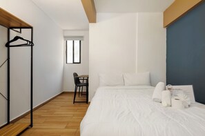 Quarto casal conforto | Escrivaninha, espaço de trabalho para notebook, Wi-Fi de cortesia