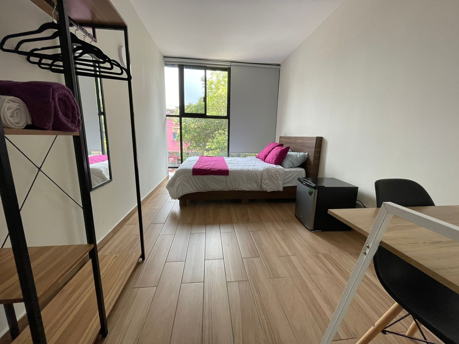 Escrivaninha, espaço de trabalho para notebook, Wi-Fi de cortesia