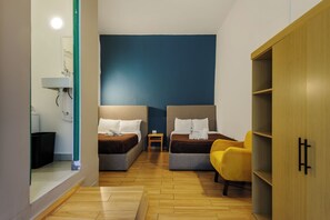 Desk, laptop workspace, free WiFi - Colmena Hotel CDMX Tonala (Mexico City)