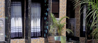 Free Breakfast, Free WiFi, Free Laundry, Free Airport PickUp