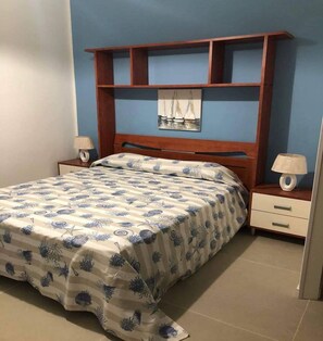 3 habitaciones, tabla de planchar con plancha y cuna de viaje