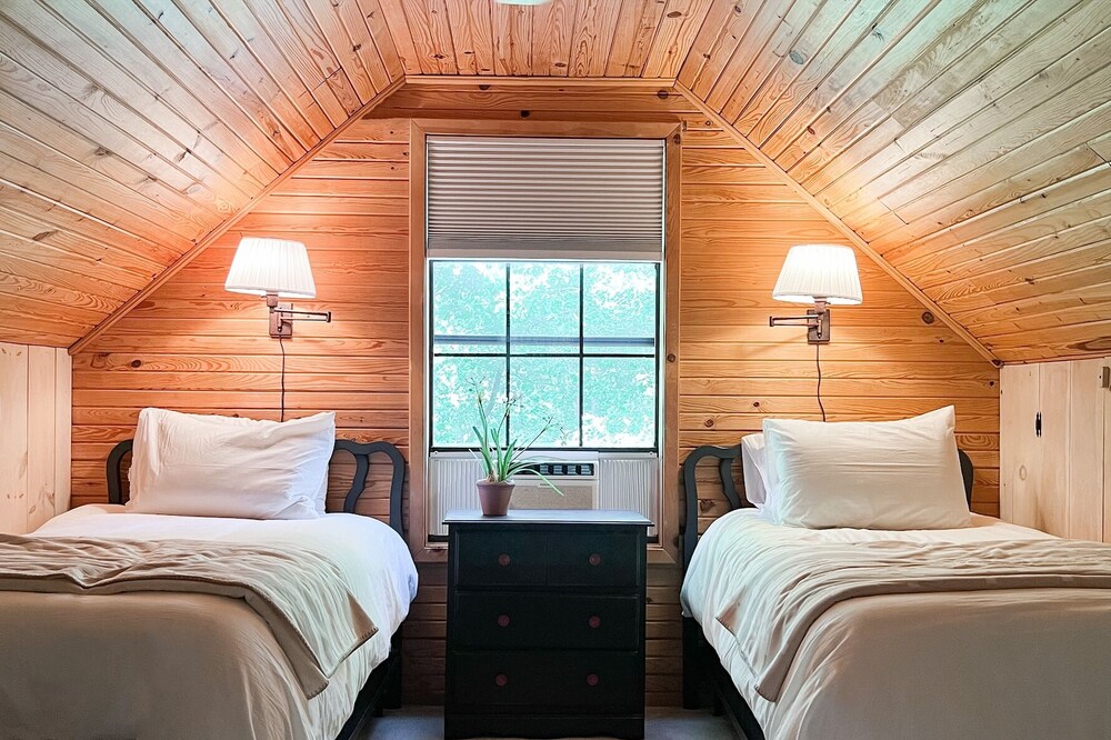 Firefly Cottage - 11 acres & 3 miles to Kyle's Landing - Buffalo River