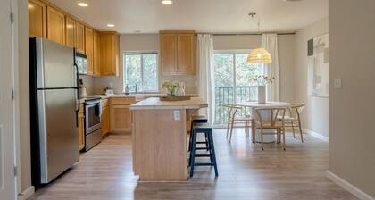 Stylish Entire Townhome w/ greenspace throughout!! Serene!