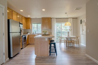 Stylish Entire Townhome w/ greenspace throughout!! Serene!