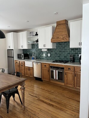 Refrigerador, microondas, horno, placa de cocina