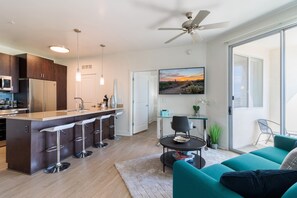 Superior Apartment | 2 bedrooms, premium bedding, down comforters, memory foam beds - 5 Mi to DT-Close to Shops-Dinin&Parking 3012 (Phoenix)