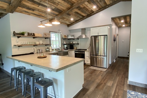 Kjøleskap, mikrobølgeovn, ovn og kokeplater