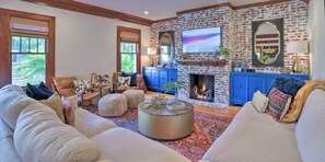 Smart TV, chimenea, libros y est éreo 