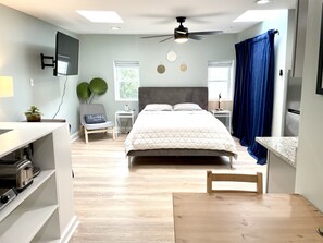 1 soverom, skrivebord, strykejern/-brett og wi-fi (inkludert)