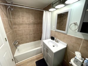 Ducha y bañera combinadas, secador de pelo, toallas y jabón