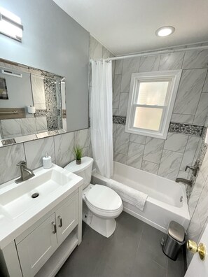 Combined shower/bathtub, hair dryer, towels, soap - ✨Modern Estate✨ DC Row House 3Brd (Washington)