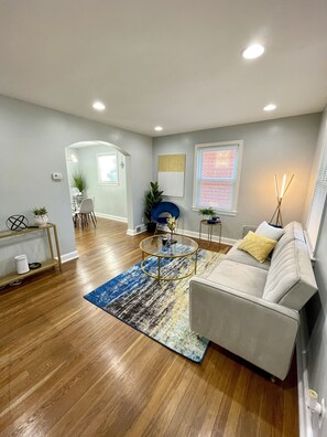 Smart TV - ✨Modern Estate✨ DC Row House 3Brd (Washington)