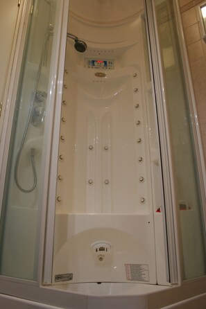 Badekar, boblebadekar, hårtørrer, bidet
