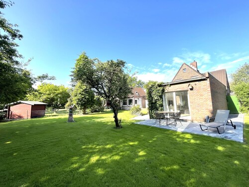 Large vacation home on the North Sea with 2 usable units for up to 13 people