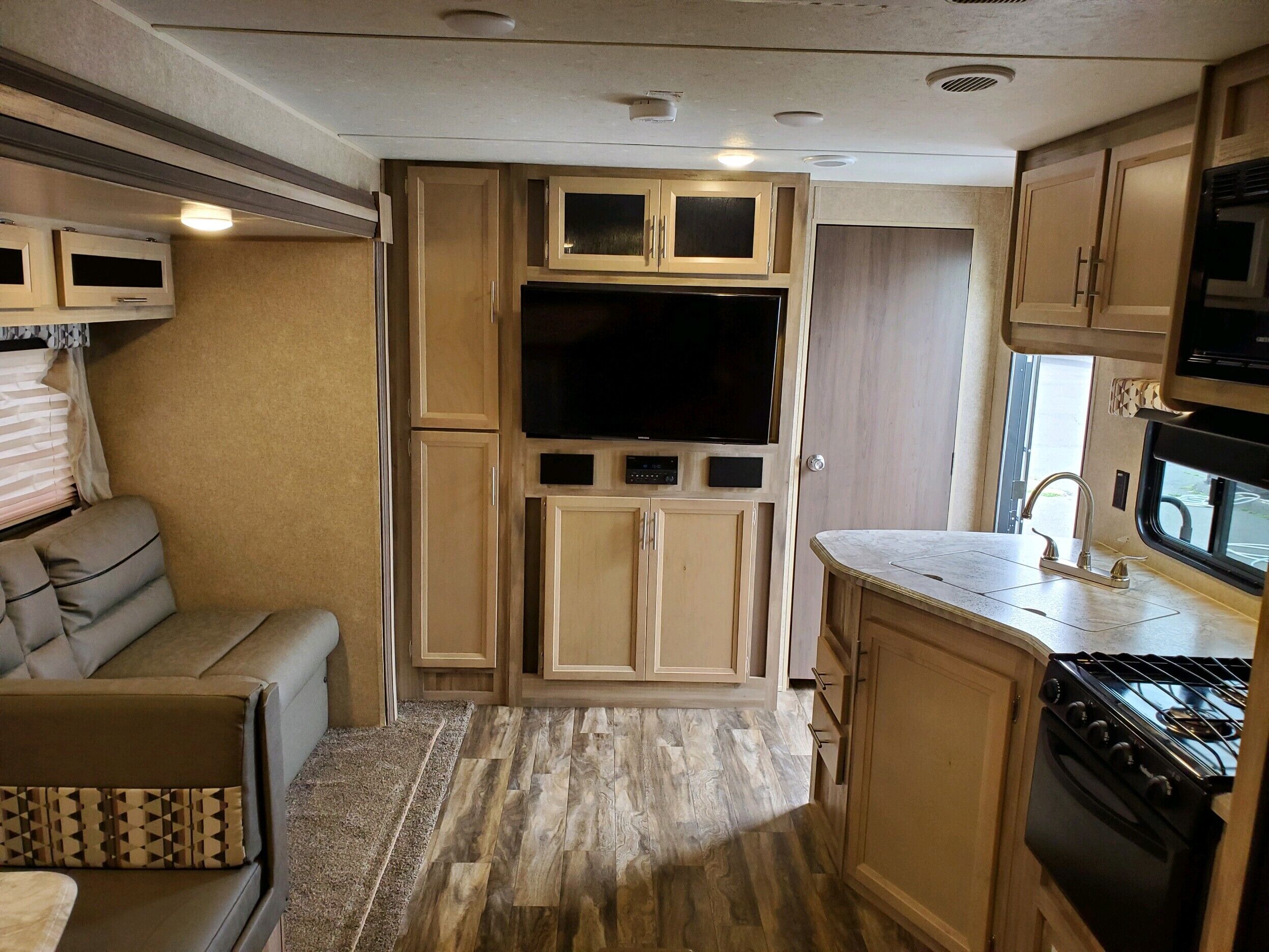 Welcome to “The Last Resort” 2019 29 ft Coachman Catalina
