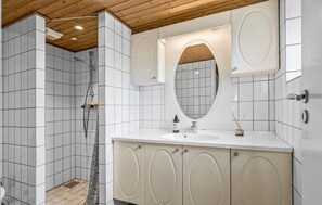 Shower - Beautiful home in Svaneke with kitchen (Svaneke)
