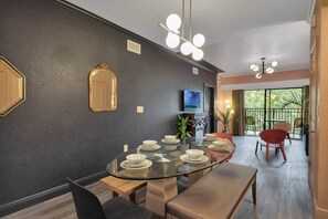 Dining - Designer 3BR/2BA Corner Suite - Disney & Universal (Orlando)