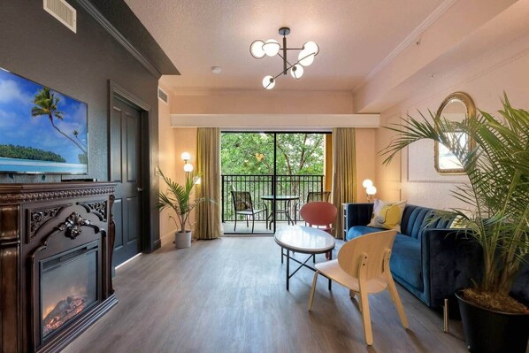 Smart TV, caminetto, videogiochi