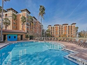 Piscina all'aperto, una piscina riscaldata