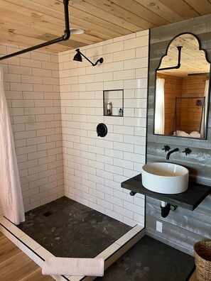 Douche, sèche-cheveux, serviettes fournies, shampoing