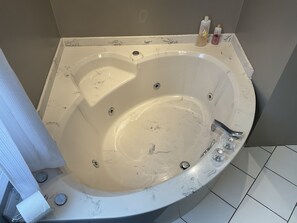 Kylpyamme, poreamme, hiustenkuivaaja, pyyhkeet