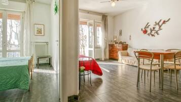 2 camere, culla da viaggio, lenzuola