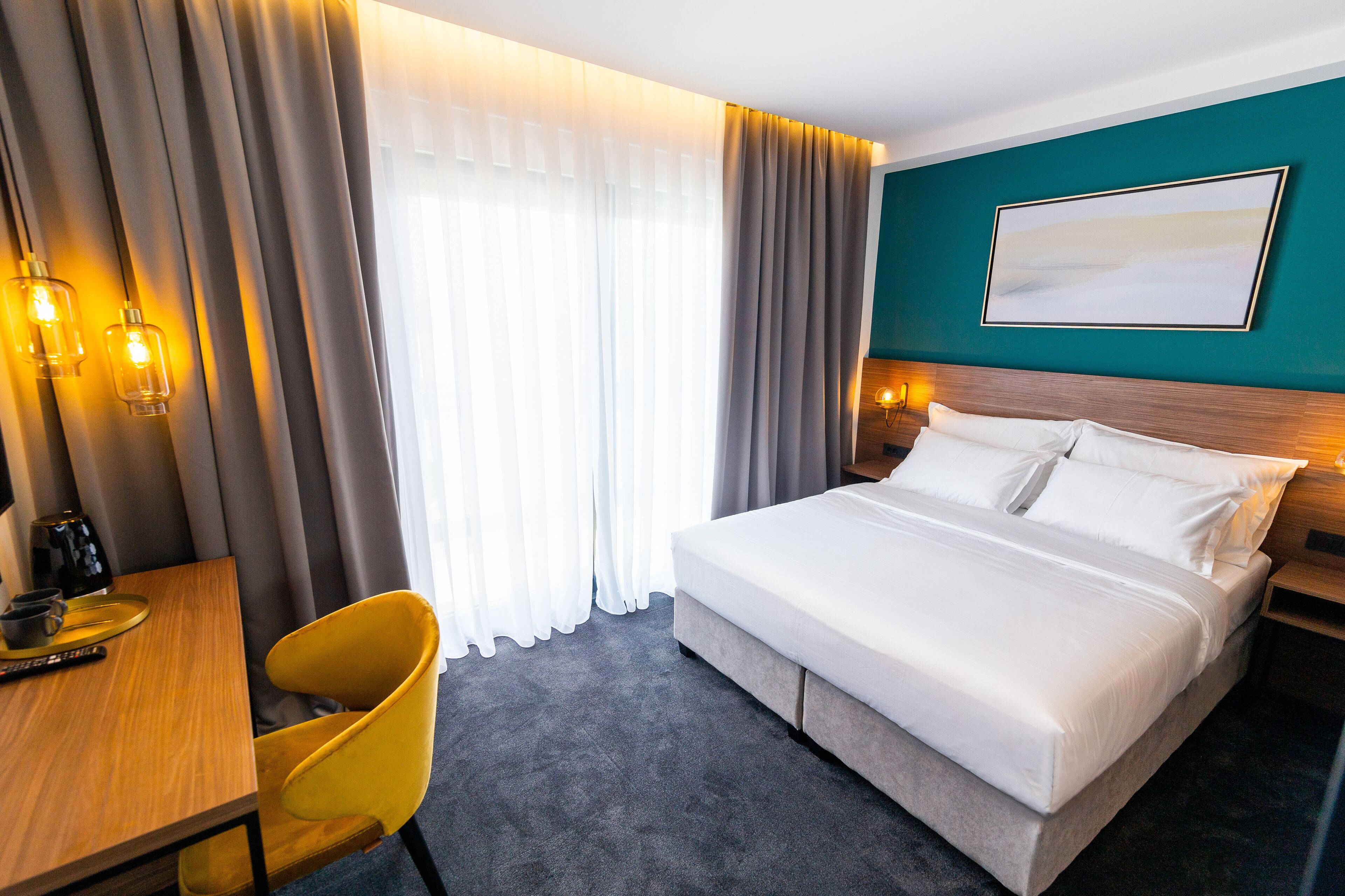 Roupas de cama antialérgicas, frigobar, escrivaninha