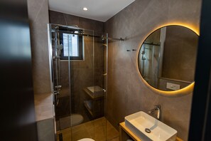 Economy Room | Bathroom | Shower, rainfall showerhead, designer toiletries, hair dryer