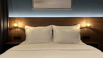 Quarto luxo | Roupas de cama antialérgicas, frigobar, escrivaninha