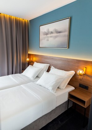 A double bed with white linens, a wooden headboard, and two wall-mounted lamps. - Boutique ROOMs 76 (Imotski)