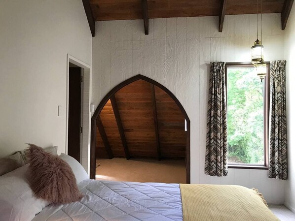 4 bedrooms, desk, travel cot, free WiFi