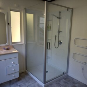 Regadera, secadora de cabello, toallas, jabón 