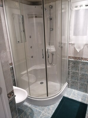Dusche, Haartrockner, Handtücher, Seife