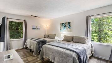 4 sovrum, skrivbord, strykjärn/strykbräda och resesäng