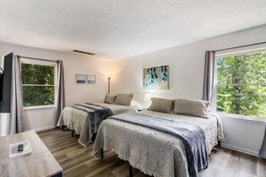 4 sovrum, skrivbord, strykjärn/strykbräda och resesäng