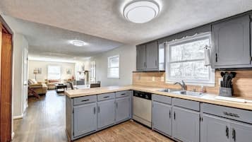 Een koelkast, een magnetron, een oven, een vaatwasser