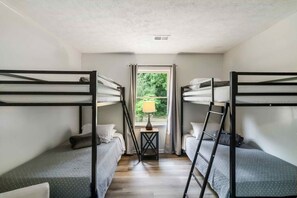 4 間睡房、書桌、熨斗/熨衫板、可攜式嬰兒床