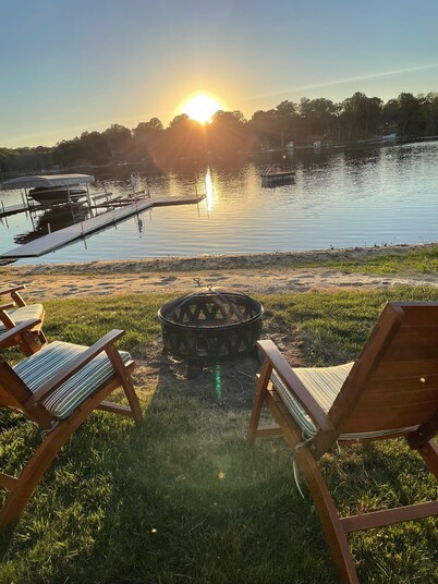 Cozy Spotless Lake Cottage-  Flowers Galore, Fall Foliage and Gorgeous Sunsets