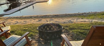 Cozy Spotless Lake Cottage- Flowers Galore, Fall Foliage and Gorgeous Sunsets