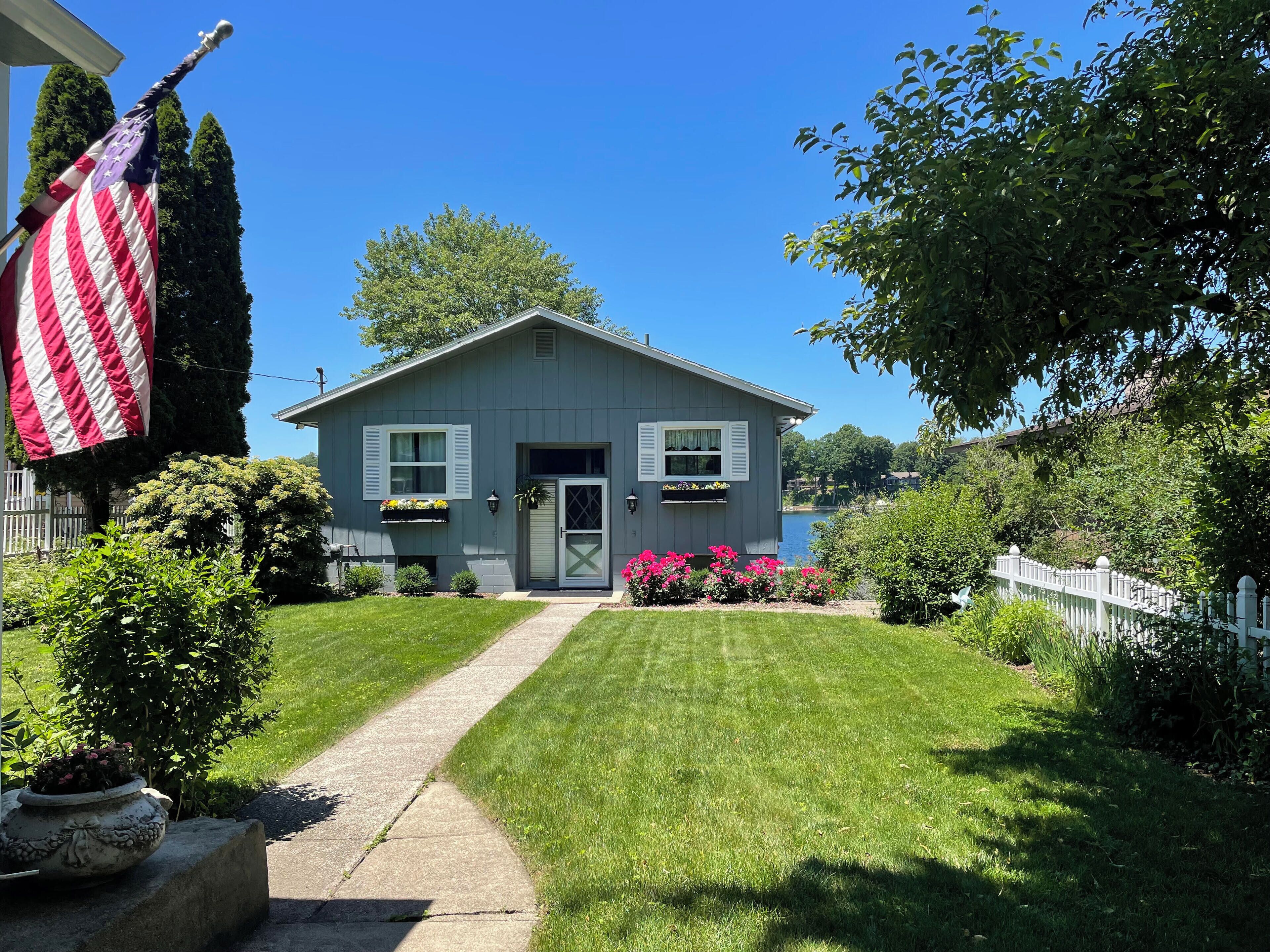 Cozy Lake Cottage-  Beautiful Flowers, Peaceful, Sandy Beach, Gorgeous Sunsets