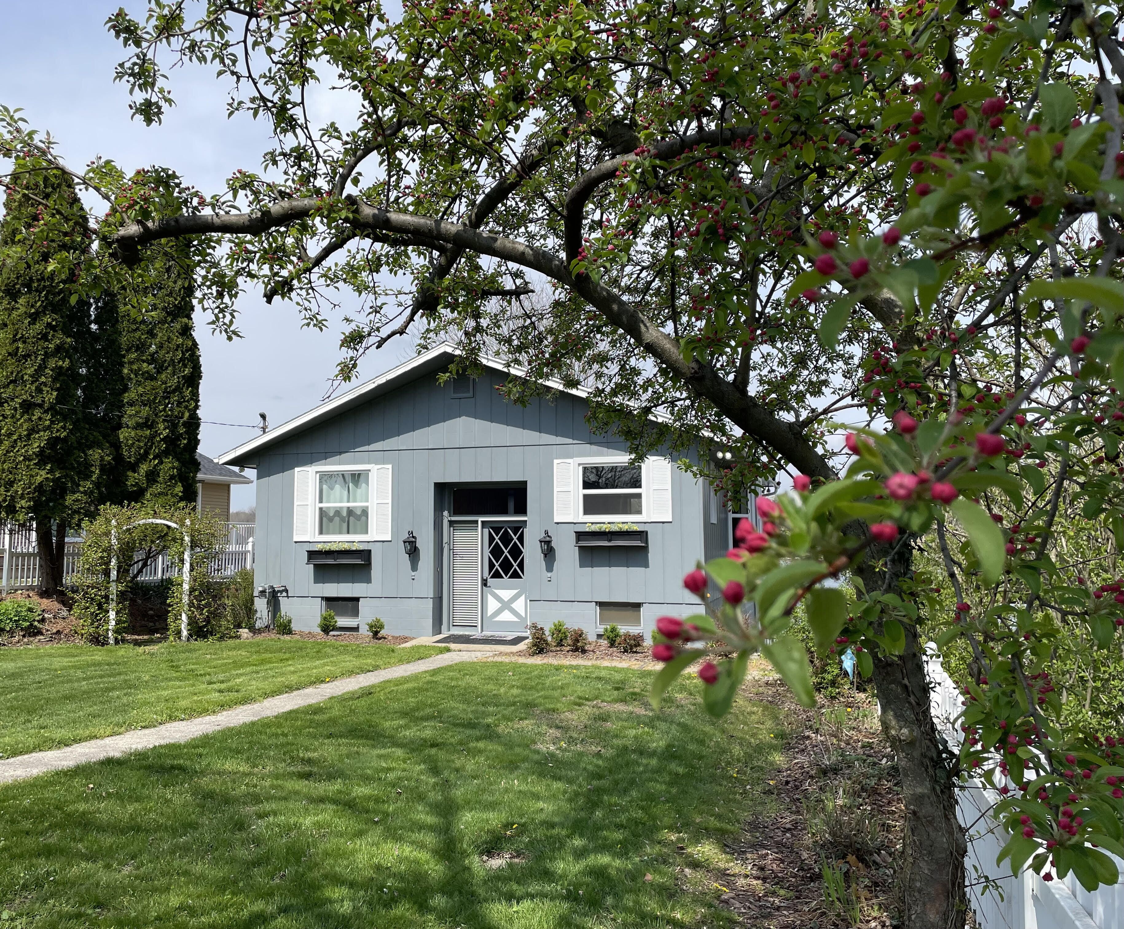 Fall Getaway Lake Cottage-   Fall foliage,Peaceful, Fireplace, Gorgeous Sunsets