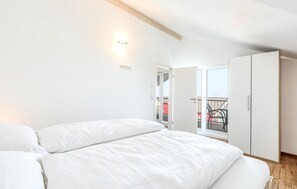 4 bedrooms, free WiFi, bed sheets