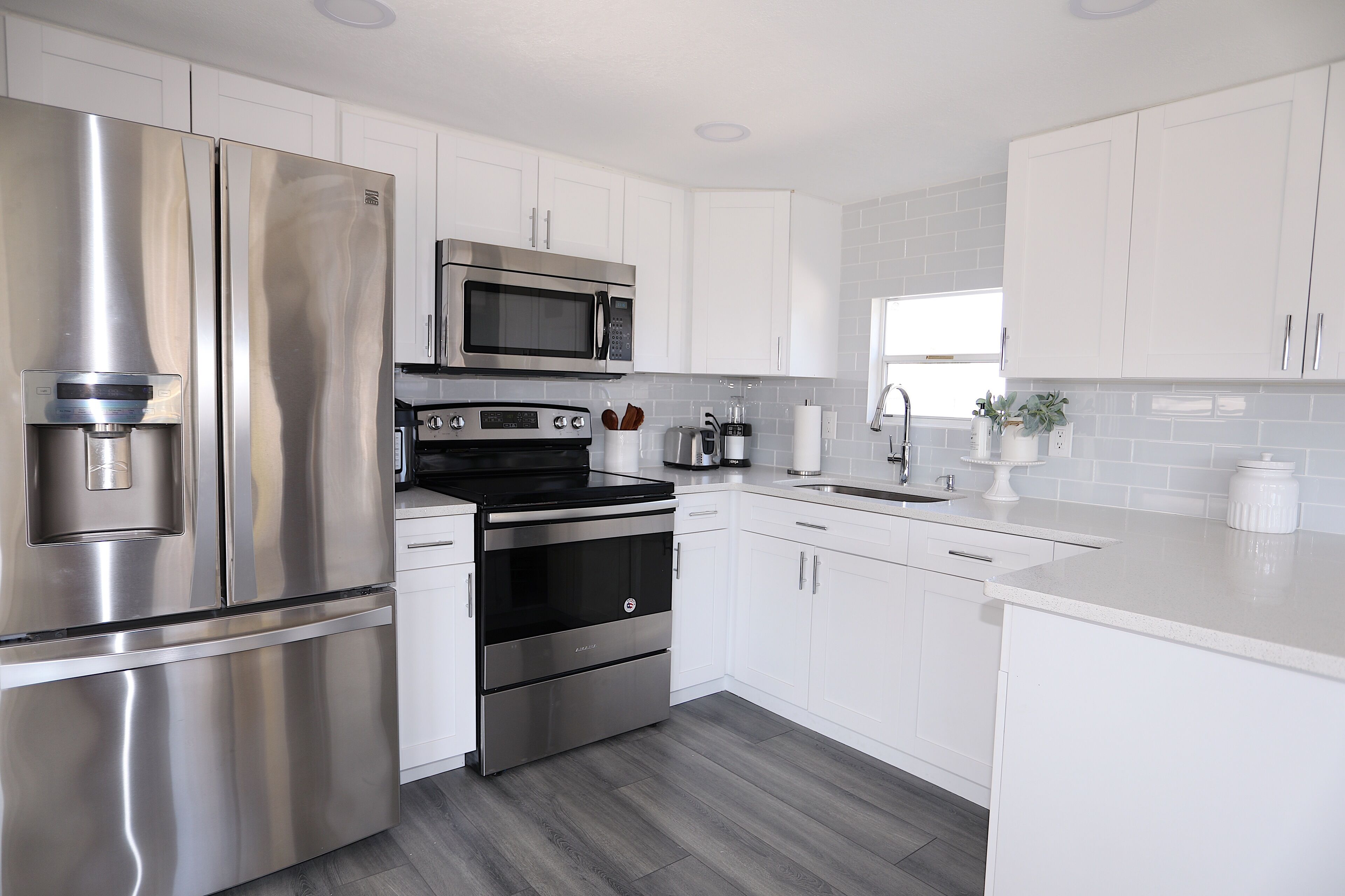 Kühlschrank, Mikrowelle, Ofen, Herdplatte